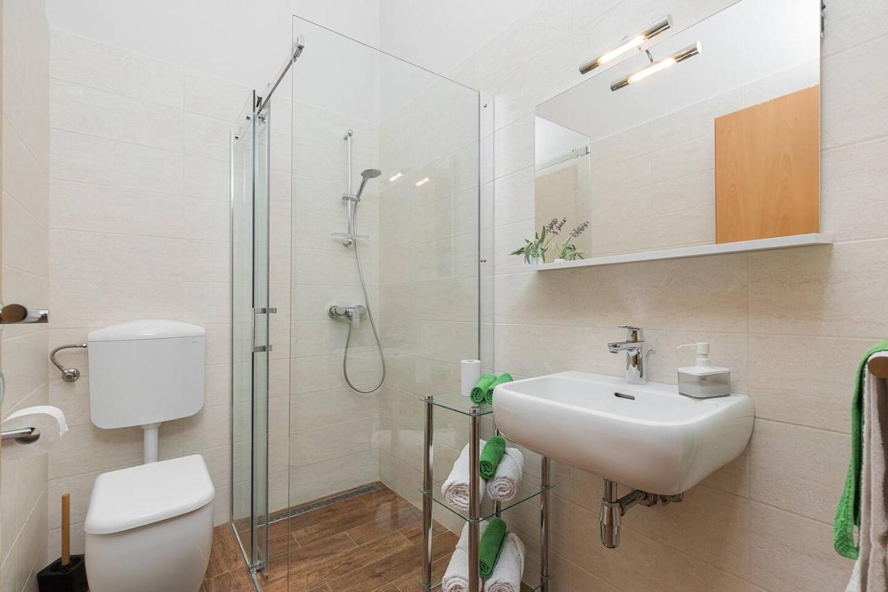 E&T Apartments With A Beautiful Pool ラバック エクステリア 写真