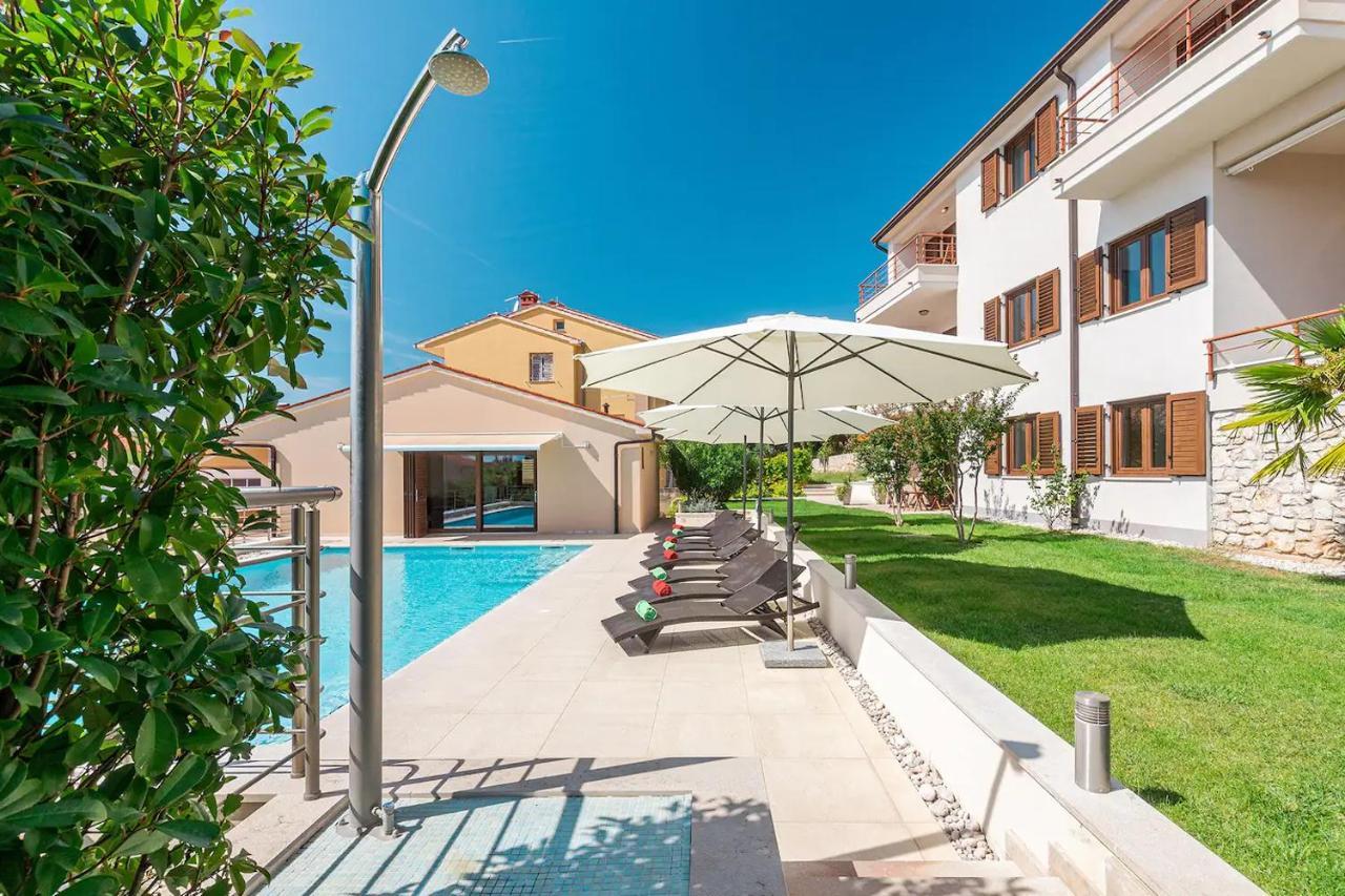 E&T Apartments With A Beautiful Pool ラバック エクステリア 写真